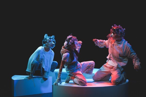 연극 '배우, 북극곰 그리고 물고기들' 역시 세 가지 플롯이 병렬적으로 파편화돼 나열되다 결국은 순환되는 독특한 형식과 구조를 취하고 있다. 사진=나온씨어터, 프로젝트 BB