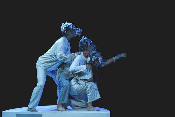 연극 '배우, 북극곰 그리고 물고기들'은 진실과 허구가 적절히 섞여 있는 모크 다큐멘터리 형식을 표방하고 있지만 공연을 보고나서 과연 이 형식이 적절했는지에 대한 의문이 생겼다. 사진=나온씨어터, 프로젝트 BB