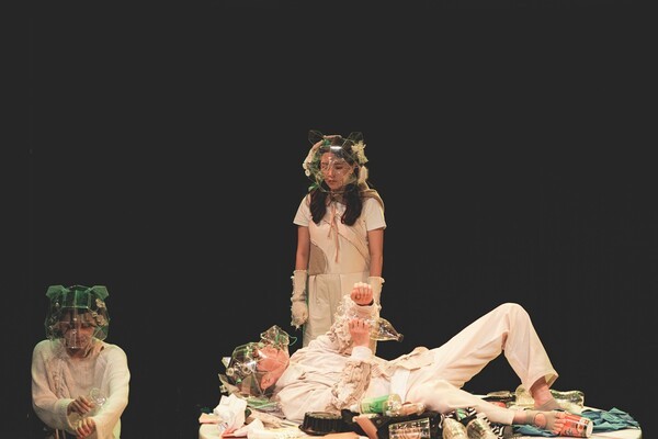 연극 '배우, 북극곰 그리고 물고기들'에서는 허구와 진실 사이 아슬아슬한 간극이 만들어지지 않다보니 관객들이 모크적인 요소를 능동적으로 찾아가기 힘들었고 일방적으로 받아들이는 향유의 감각을 바꿀 수 없다면 왜 이 형식을 가져왔을까 하는 의문이 재차 들었다. 사진=나온씨어터, 프로젝트 BB