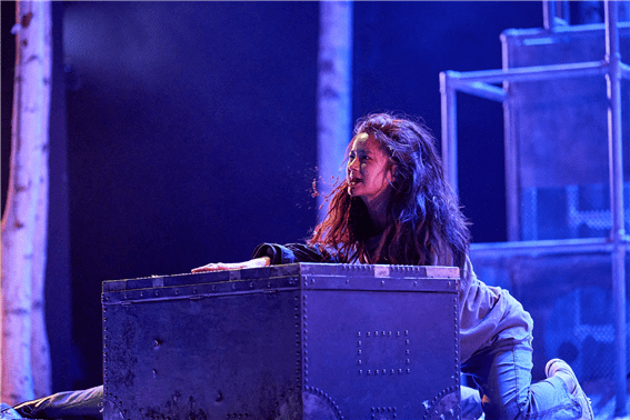 연극 ‘렛미인’(잭 손 각색, 존 티파니 연출, 스티븐 호겟 안무, 황석희 번역, 2025.07.03~08.16, 국립극장 해오름극장) . 사진=신시컴퍼니 