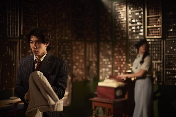 ‘슬립 노 모어’는 5층 규모의 건물 전체를 1930년대풍의 가상의 호텔로 리모델링하고 그곳을 공연장 삼아 투숙객이 된 관객들에게 감각적 몰입의 체험을 제공하는 공연이다. 사진=펀치드렁크