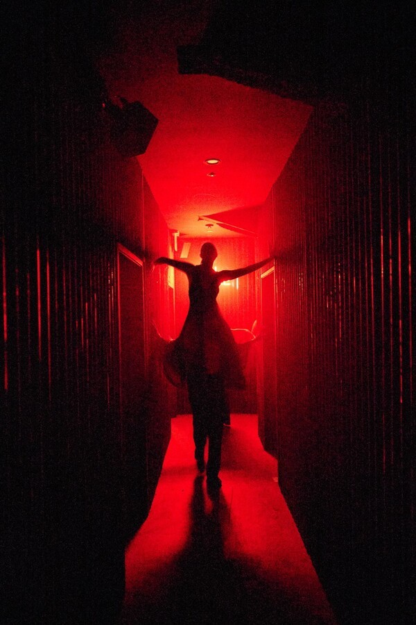 ’슬립 노 모어’가 이머시브 공연이기 위해 필요한 관객의 행동은 그들이 5개층의 공간을 스스로 이동하며 각 층마다 꾸며진 극적 공간을 목격하는 것이다. 사진=펀치드렁크