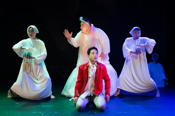 ‘축하케이크’의 경우 헤르만 네케의 ‘크시코스의 우편마차’, 오펜바흐의 오페라 ‘호프만의 이야기’의 ‘뱃노래’, 드보르작의 교향곡 ‘신세계’, 차이코프스키 ‘호두까기 인형’ 모금곡의 ‘꽃의 왈츠’ 등 클래식을 활용한 것이 특징적이다. 사진=극단 문지방 박태양.