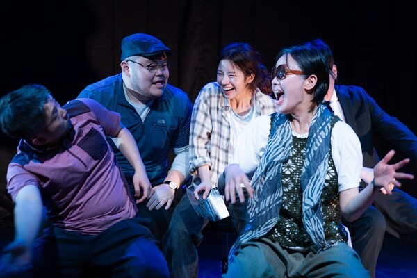 연극 '축하케이크'는 극적 서사와 갈등이 어느 하나의 주제로 집약되는 대신 가정 안에서 흔히 일어날 법한 일상적인 갈등이 산만하게 펼쳐지는 양상을 보인다. 사진=극단 문지방 박태양