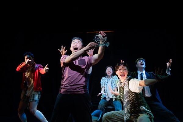 연극 '축하케이크'에서 음악과 배우의 슬로우 모션을 결합시켜 영화 같은 장면을 연출하는 것도 기억할 만하다. 사진=극단 문지방 박태양