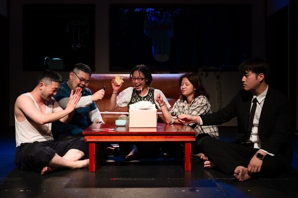 연극 '축하케이크'는 극단의 첫 번째 창작극으로서 2019년 초연 이후 밀양, 부산, 대학로에서 공연돼 의미 있는 성과를 거뒀으며 몇 년에 걸친 수정 작업을 통해 발전시켜 온 것으로 보인다. 사진=극단 문지방 박태양.