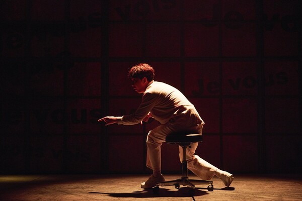 많은 관객들이 ‘온 더 비트’가 제공하는 특별한 즐거움, 곧 1인 다역의 연기를 보는 재미와 드럼이 연주하는 음악에 매혹되겠지만 사실 이 작품은 그 이상의 감동을 제공한다.삶에 대한 통찰을 드럼에 빗댄 빼어난 대본, 3인 3색의 열정적인 연기, 여기에 대중친화적 요소를 활용하되 그것에 머물지 않고 원작에 담긴 진지하고 냉철한 현실 인식을 극적 반전으로 끌어낸 연출 솜씨가 단단히 합쳐진 결과다. 사진=프로젝트그룹 일다