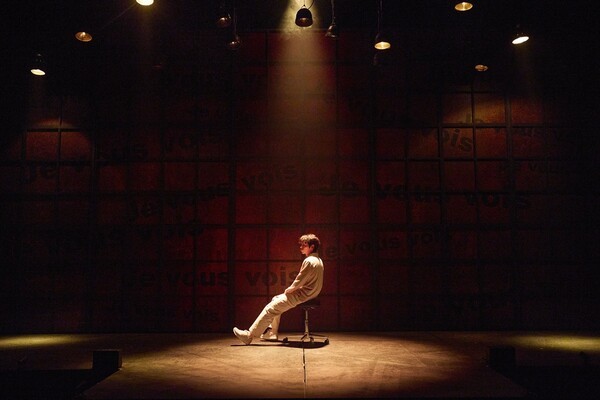 아드리앙이 보는 세상은 독특하지만 무해하다. 간섭, 폭력, 욕설, 무시, 오해 등의 부정적 내용도 아드리앙의 드럼 속 리듬을 경유하는 순간 엉뚱하고 발랄한 내용과 행동으로 표현된다. 사진=프로젝트그룹 일다