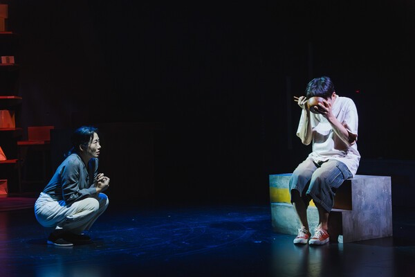 프로젝트1인실의 ‘어느 날 문을 열고’(김주희 작, 임범규 연출, 미아리고개예술극장, 2025.10.19-10.27)는 자발적 실종에 해당하는 이러한 ‘인간증발’ 현상을 다룬 연극이다. 사진=프로젝트1인실