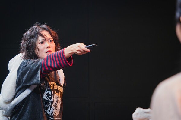 ‘어느 날 문을 열고’는 레나 모제의 ‘인간증발’에서 극의 주요한 모티브를 얻은 듯하다.이 연극은 도쿄 신주쿠 가부키초를 배경으로 밤이사 업체를 운영하며 증발을 돕는 이치로 정착을 돕는 식당 주인 메구미, 증발자 켄, 린, 마야, 그리고 이들의 가족 시즈오와 시오리 등을 중심으로 극이 전개된다. 사진=프로젝트1인실