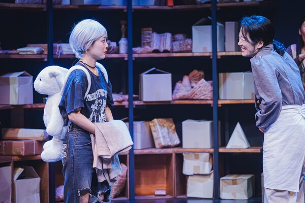 '어느 날 문을 열고' 연극의 무대에서 시각적으로 가장 눈길을 끄는 것은 ‘짐’이다. 사진=프로젝트1인실