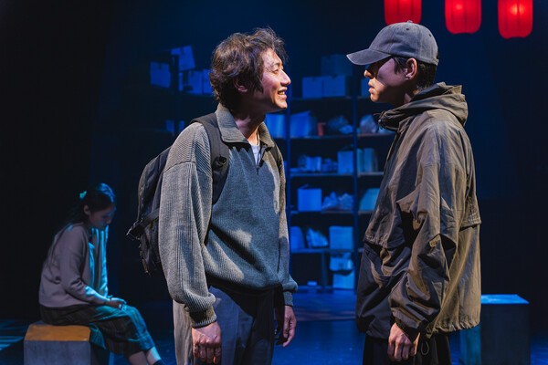 '어느 날 문을 열고'에서의 배우의 연기를 통해 문을 표현하는 것은 고민이 필요해 보인다.식당 앞에 실제로 출입문이 있는 것 같은 동작과 시선을 보여주기 때문에 문의 물리적 공간성과 물질성이 강조돼연출의 의도와 무관하게 그것의 상징적 의미보다는 식당 출입문으로의 기능적 의미가 강하게 환기되는 것이다. 사진=프로젝트1인실