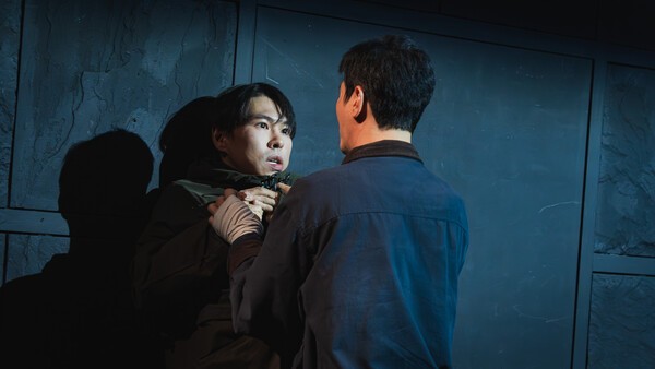 '어느 날 문을 열고' 연극은 이처럼 가족을 배반하고 가정을 파괴한 죄를 묻는 목소리와 죽지 않기 위해 선택한 길이었다고 항변하는 목소리를 공평하게 들려줄 뿐 어느 한쪽의 편을 들거나 결론을 내리지 않는다.대사만큼이나 침묵, 생략, 암시, 상징의 방법을 즐겨 사용하는 작가의 의도가 엿보이는 대목이다. 설명하고자 하는 작가적 욕망을 절제하는 힘이 느껴진다. 그래서인지 연극보다 대본이 더 궁금해진 경우였다. 사진=프로젝트1인실