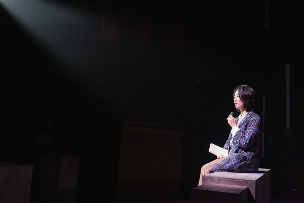 프로젝트1인실의 ‘어느 날 문을 열고’(김주희 작, 임범규 연출, 미아리고개예술극장, 2025.10.19-10.27)는 자발적 실종에 해당하는 이러한 ‘인간증발’ 현상을 다룬 연극이다. 사진=프로젝트1인실