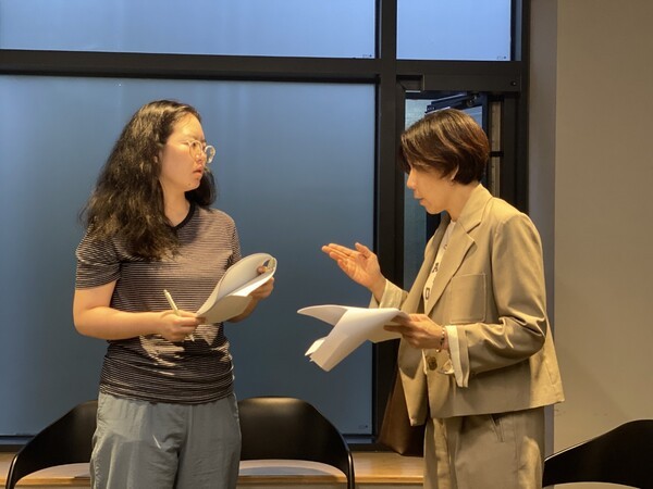 작품에 대해 토론을 하고 있는 배우들. 극중에서 탐정으로 분한 김현희씨는 성균관대학교 연기예술과 교수로 있다. 사진=김건표 대경대 연기예술과 교수.