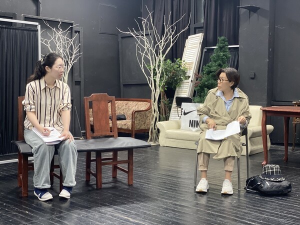 연극 '동화는 끝나지 않았다' 두 배우의 연습 모습. 사진=김건표 대경대 연기예술과 교수.