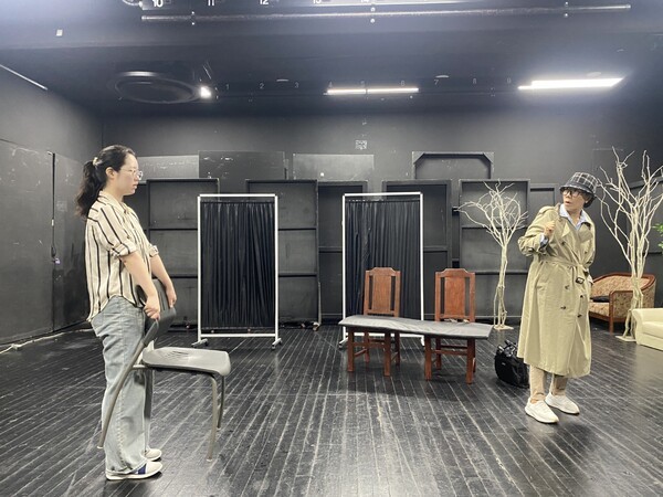 연극 '동화는 끝나지 않았다' 두 배우의 연습 모습. 사진=김건표 대경대 연기예술과 교수.