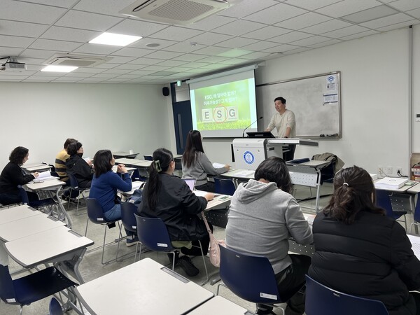 배화여자대학교 혁신지원사업단 지역협력팀은 지난달 31일부터 11월 1일까지 이틀간, 지역특화분야 전문 직무역량 강화를 위한 K-Tour 산업 수요 맞춤형 ‘호텔 관광 ESG 전문가 양성과정’을 글로벌호텔관광과 주관으로 운영했다. 사진=배화여대