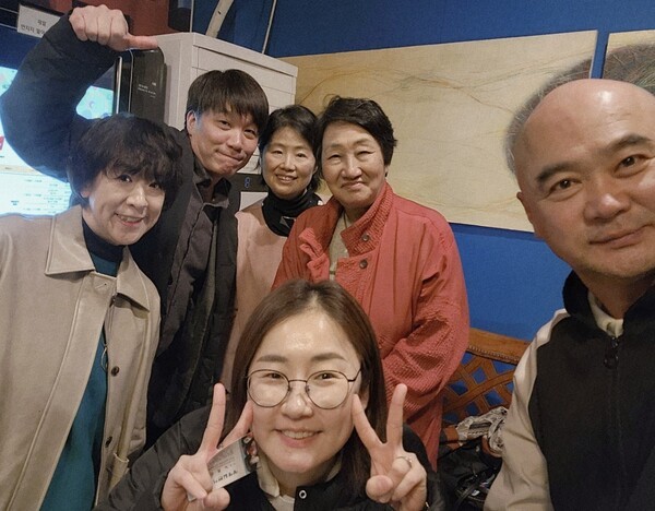 마지막 공연을 끝낸뒤 박순주 작가(하단 가운데) 오가미 미레이 작가(왼쪽부터), 김정근 연출가,  아버지와 살면이노우에 히사시 작가 미망인 이노우에 유리씨, 김진만 2인극 연극페스티벌 조직위원장. 사진=김건표 교수.