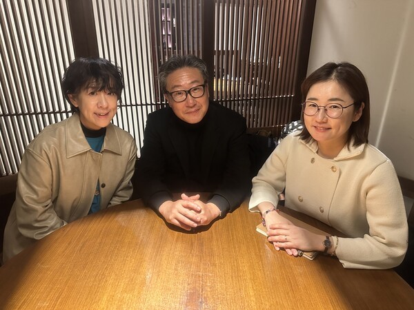 김건표(가운데) 대경대학교 연기예술과 교수가 오가와(왼쪽) 미레이 희곡작가와 박순주 번역작가와 톡(Tok)! 쏘는 톡(Talk) 터뷰를 하고 있다. 사진=김건표 교수.