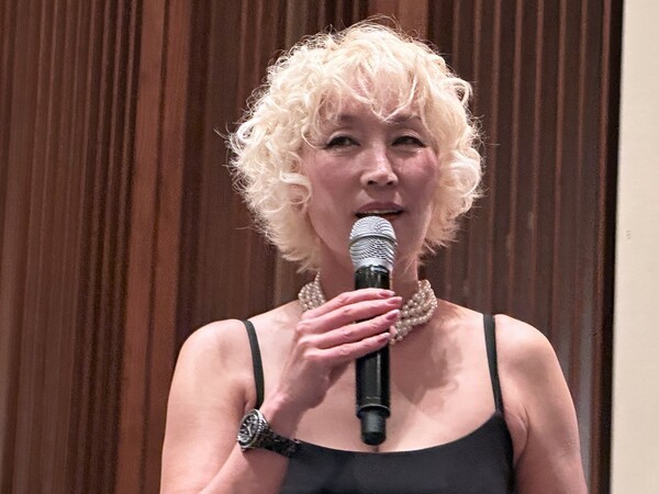 국립극단 후원회가 국립극단 작품을 대상으로 마련한 제1회 어워즈에서 올해 후원회가 선정한 작품으로 '헤다 가블러'가 작품상을, 배우상에는 헤다 역을 맡은 이혜영(사진) 배우가 받았다. 사진=김건표 교수.