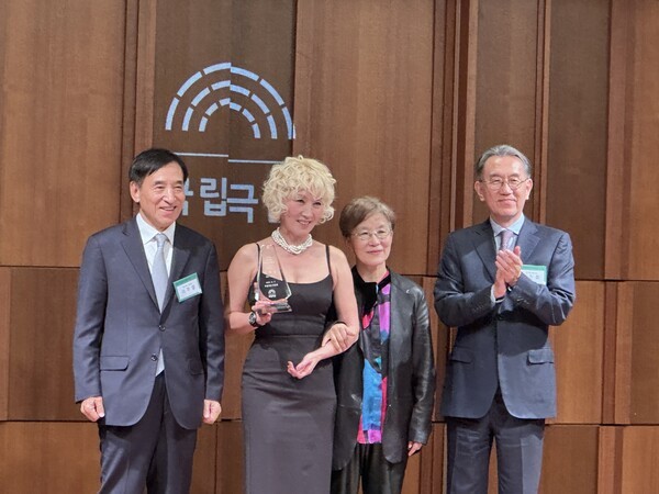 이주열(왼쪽) 국립극단 후원회장이 이혜영 배우, 관계자들과 기념촬영을 하고 있다. 사진=김건표 교수. 