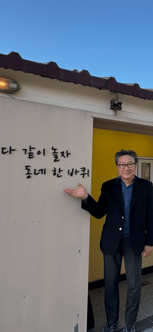 경남 진영역에서 140번 버스를 타고 약 40분 정도 15km를 지나면 수로왕릉길에 내린다.김해에는 몇 차례 왔지만 열차와 버스를 타고 온 것은 처음이고 골목과 지역 길을 걸어볼 기회가 없었다.회현동 소극장 '해반천에 뜬 경전' 공연까지 세 시간 정도 남아서 수로왕릉길가를 답사하는 느낌으로 걸었다. 사진=김건표 교수.