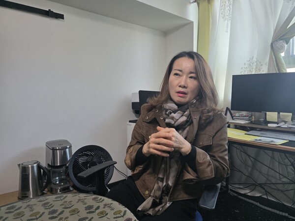  이정화 연출가가 인터뷰를 하고 있다. 사진=김건표 교수.