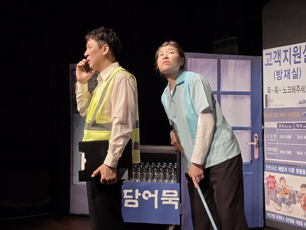 5시부터 시작된 공연은 김해의 유일한 극장 공간인 회현소극장에서 올린 극단 해연의 '해반천 위에 뜬 경전'(작·연출 이정화)이다.극단의 창작연극 신작 발표로 김해를 기반으로 극단 이루마와 함께 지역 연극을 지키는 극단이다.‘해반천’은 김해 지역의 단순한 하천이 아니라 가락국(금관가야)의 수도였던 금관성(지금의 김해읍성 일대)으로 흐르는 수로(水路)로 낙동강 물줄기가 돼가는 김해평야의 상징적인 수로다.작품은 해반천 위를 달리는 경전철 봉황역을 배경으로 전개된다. 사진=김건표 교수.