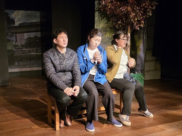 극단 해연의 '해반천 위에 뜬 경전'(작·연출 이정화)는 80분 동안 작은 공간을 마치 큐빅처럼 무대 세트를 만들어 연결하고 붙이며 멀티역이 장면의 변화를 주는 속도와 전환이 좋고 배우들의 연기가 극을 잘 유지하고 끌고 간다. 의외로 괜찮다. 회현동 소극장을 닮은 연극을 잘 만들어가고 있다는 느낌을 받았다. 사진=김건표 교수.