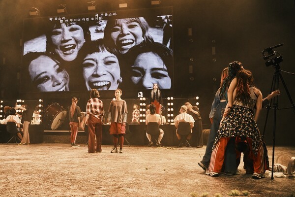 '안트로폴리스' ‘프롤로그’편에서부터 노출됐던 무대 뒷면의 분장실은 메이크업과 머리 손질로 바쁜 배우들을 어수선하게 노출한다. 사진=국립극단.