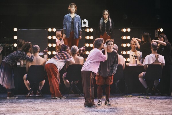 '안트로폴리스'는 윤한솔 연출이 콘테이너를 활용한 방법은 카스트로프의 식과 다르다. 사진=국립극단.