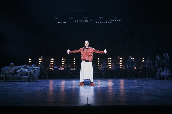 윤한솔이 만든‘안트로폴리스 I-프롤로그/디오니소스’의 무대는 풍성한 시청각적 재료를 활용 작란스런 어수선함으로 관객들을 교란시켰다. 사진=국립극단.