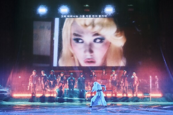 안트로폴리스 ‘프롤로그’편에 등장하는 배우들은 무대 좌측에 설치된 비디오 카메라를 향해 연기한다.라이브로 촬영된 그들의 연기는 클로즈업 돼 무대 위 스크린에 송출된다. 사진=국립극단.