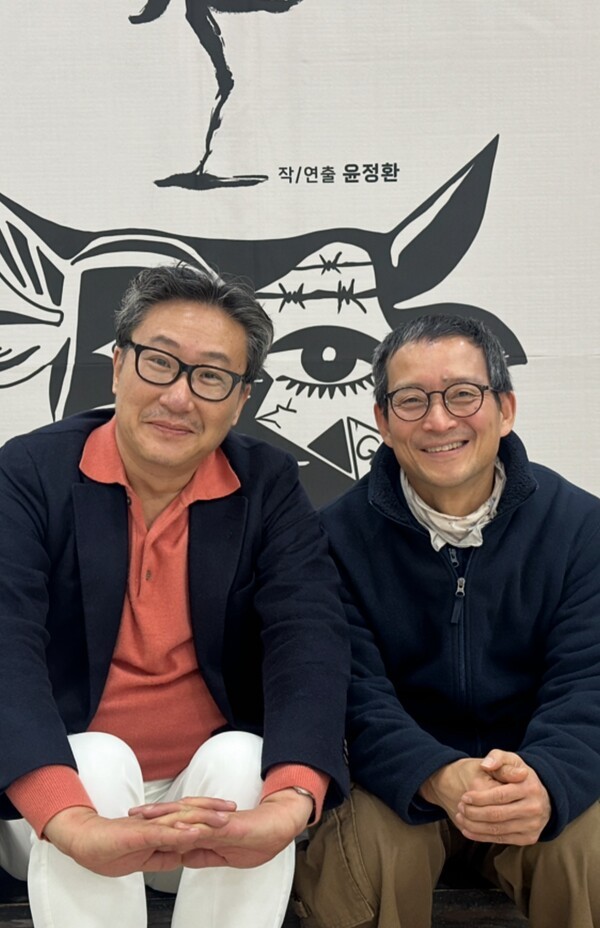 김건표(왼쪽) 대경대학교 연기예술과 교수가 한국 마임리스트이자 액팅코치인 고재경씨와 '톡 쏘는 톡 터뷰'를 하며 사진촬영을 하고 있다. 사진=김건표 교수.