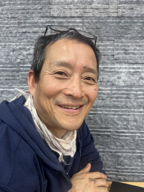 “마임은 그렇다고 치고 전국 다니면서 액팅 코치로 뭘 하는 건데?”고재경의 특유의 성격이 발동됐다. 강의를 듣는 시간이다. 말(語)에 물어서는 법이 없다.“작품별로 연기 개념을 정리하기도 하고 인물 구도, 장면 움직임, 배우 호흡... 등, 스포츠로 생각하면 코치야. 축구에도 수비, 공격수 포지션이 다 다르잖아. 야구도 그렇고 스포츠 코치와 액팅 코치의 다른 점은 배우는 호흡에서 출발하잖아. 그 호흡을 통해 공간, 신체로 연기가 배어들 수 있도록 최적의 환경과 공간 구도, 장면 구도를 만들기도 하고 연기로 적응할 수 있도록 여건을 만들어주는 거지” 사진=김건표 교수.