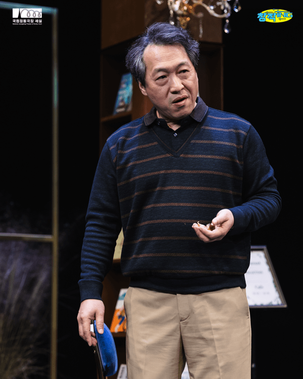 남동진 배우에게 앞으로 어떤 배우로 연기하고 싶은지를 묻자 “지금처럼 잠깐 등장하는 역할이라도 존재감을 확실히 보여주는 배우가 되어야죠. 관객들에게는 재밌으면서도 내면의 아픔들이 무화과처럼 깊이 있게 파고드는 연기를 하고 싶어요. 저도 나이가 들어가니까 아버지 세대 같은 중년 남자의 다양한 역할들이 많아지잖아요. 남동진만의 색깔로 더 넓은 환경과 연기를 통해 저 자신을 만들어 가고 싶어요”라고 말했다. 사진=김건표 교수.