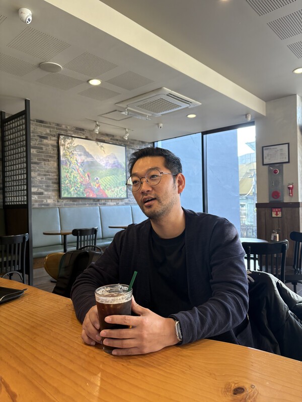 김건표 대경대 연기예술과 교수와 톡 쏘는 톡 터뷰를 진행하고 있는 김현규 연출가. 사진=김건표 교수.