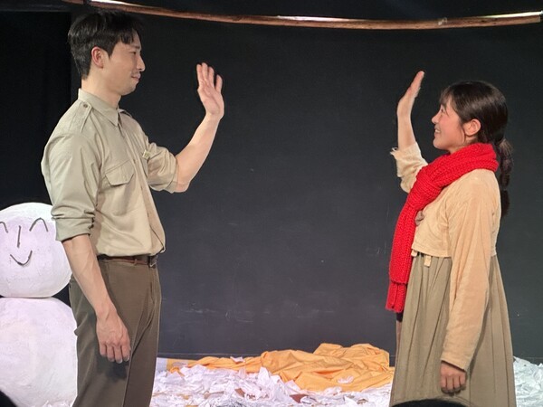 연극 '혜영에게'는 한국전쟁 이후를 배경으로 하면서도 모던하고 과하지 않으며 마음의 향기가 깊다.박지훈, 유이수 두 배우의 연기도 모자람이 없다. ‘기다림’의 행복을 말해주는 네비게이션 같은 연극이다. 사진=김건표 교수.