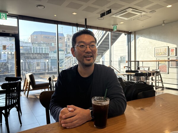 김현규 연출에게 연출적으로 어려웠던 장면은 무엇인지 묻자 “트라우마를 겪고 있는 혜영이가 갑자기 아파할 때 정우가 혜영이를 업고 뛰는 장면이 있는데 그 공간과 긴박한 상황을 전달하면서도 혜영의 독백을 진지하게 다루고 자기적이지 않게 만드는 경계를 찾는 것이 어려웠다"고  답했다. 사진=김건표 교수.