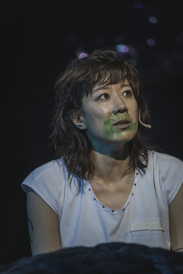 ‘라이오스’는 화제성의 측면에서 단연 눈길을 끈다.전혜진이라는 스타성이 강한 배우가 무대에 선다는 점에서도 그러하지만 배우 1인이 여러 배역을 연기하는 모노드라마 형식을 취한다는 점에서 더욱 흥미를 자극한다.코러스를 포함하고 다수의 캐릭터가 등장하는 그리스 비극의 규모를 고려할 때 1인 다역의 무대는 그 자체로 새롭고 실험적이라 느껴진다.게다가 5부작 중에서 쉼멜페니히가 원작을 각색하지 않고 직접 창작한 유일한 작품이라 하니 기존의 그리스 비극과 차별화되는 작가 특유의 연극적 상상력과 동시대적 문제의식이 기대되는 경우였다. 사진=국립극단.