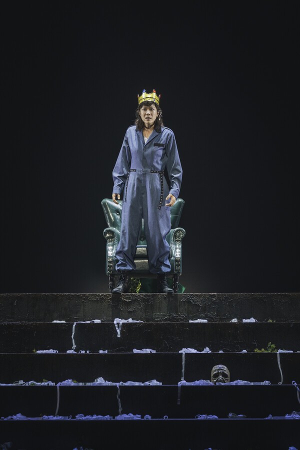 '라이오스'는 테베를 건설한 카드모스와 라이오스의 복잡한 가계를 설명하는 부분, 정글에 유기돼 짐승처럼 지냈던 라이오스의 유년기, 미소년 크리시포스를 사랑해 납치한 뒤 왕권을 쥐게 되는 상황, 이오카스테와의 결혼과 출산, 그리고 오이디프스와의 대면과 죽음 등을 보여준다. 사진=국립극단.