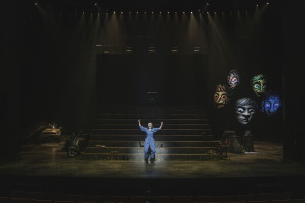 '라이오스'는 정치 현실을 풍자하는 데 주된 목적을 둔 것으로 보이지는 않는다.비록 부분적으로 정치 현실을 노골적으로 풍자하는 대사가 있긴 하지만 말이다. 사진=국립극단.