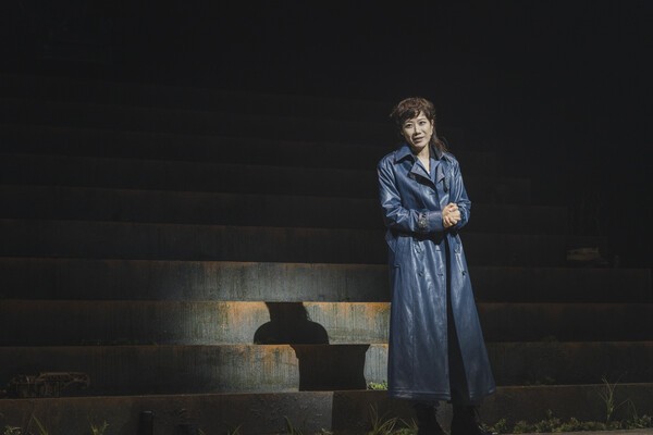 현대성과 관련해 '라이오스' 이 연극에서 돋보이는 것은 캐릭터에 대한 새로운 해석과 창조다.무모하고 오만한 청년 라이오스, 당당하고 유혹적인 여성 이오카스테, 순수함과 무심함으로 전통과 권위에 도전하는 크리시포스 등은 그 대표적인 예가 될 수 있다. 사진=국립극단.