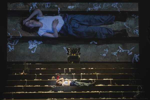 '라이오스'에서 다만 노년의 시민을 연기할 때 가면을 쓰고 연기한 점은 다소 아쉬움이 남는다.이것은 아마도 가면의 뒤에 숨어서 존재하는 보이지 않지만 전형적인 익명의 대중을 상징적으로 표현하기 위함일 것이다.그러나 가면을 쓰고 벗는 동작 때문에 ‘변신의 즉각성’이 약화될 뿐 아니라 배우의 살아있는 표정 연기가 가려지는 점이 아쉬웠다. 사진=국립극단.