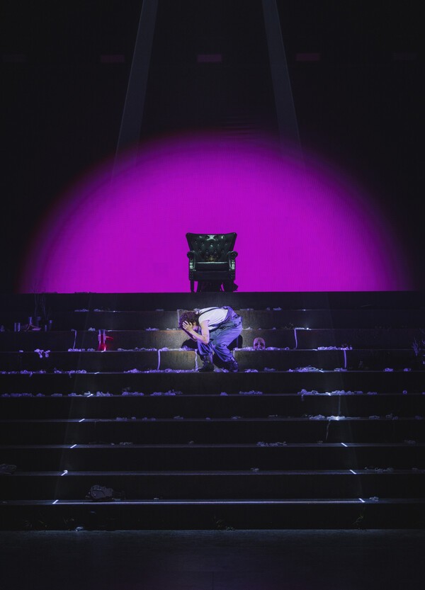 기존의 연극과 달리 '라이오스' 이 연극은 무대에서의 영상 활용이 과하다는 느낌을 주지 않을 뿐 아니라 상징적 의미를 미적으로 담아내고 있다는 점에서 높은 평가를 받을 만하다.이와 아울러 폐허가 된 테베의 도시 이미지를 황량한 색채이미지로 표현한 점, 높은 계단 무대와 왕좌의 배치, 스핑크스의 날개를 기계적 이미지로 표현한 장면 등이 기억에 남는다. 사진=국립극단.