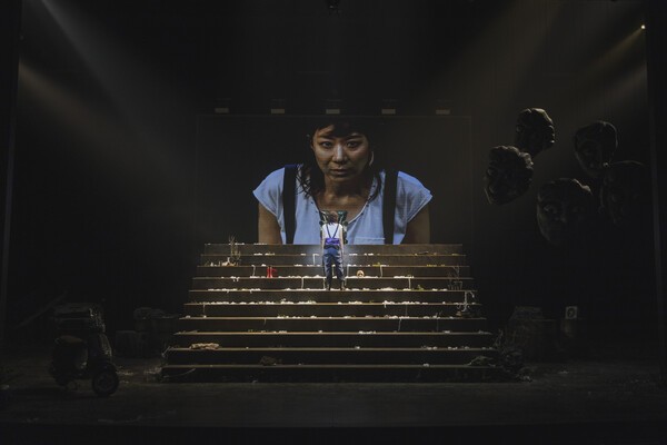 아마도 관객들은 이 연극을 보면서 앞으로 풀어나가야 하는 수수께끼를 갖게 될지도 모른다. 사진=국립극단.