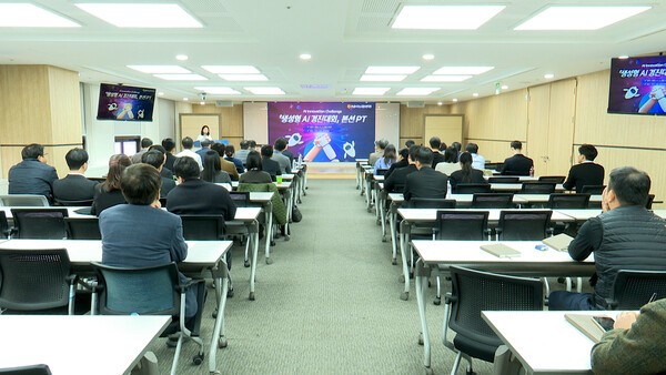 NH농협생명은 지난 24일 임직원의 AI 활용 역량 강화와 업무 개선 아이디어 발굴을 위해 ‘생성형 AI 경진대회’를 개최하고 시상했다. 사진=농협생명