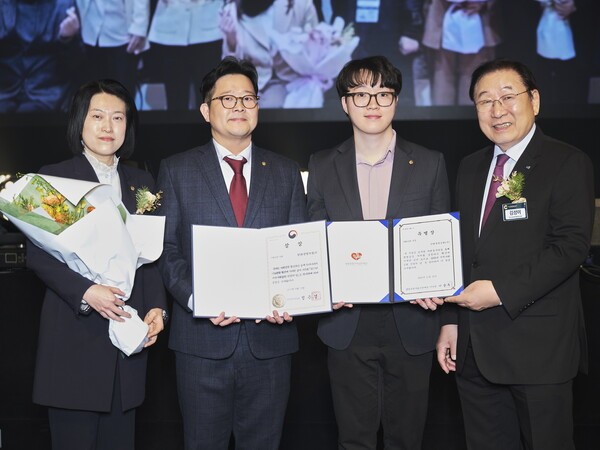한화생명이 25일 보건복지부와 한국사회복지협의회가 공동 주관하는 ‘2025 지역사회공헌 인정제’에서 인정기관으로 선정되며 보건복지부 장관상과 특별상을 동시에 수상했다. 사진=한화생명