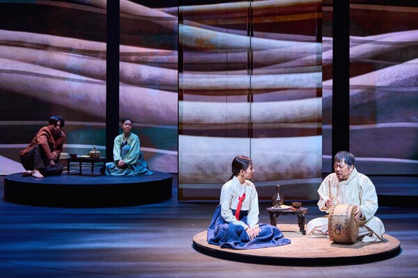 이번 국립정동극장이 제작한 소리극 ‘서편제; The Original’은 다소 어색한 영어 부제를 제목으로 고수하면서 원작 소설에 대한 철저한 존중을 전면적으로 표방했다. 사진=국립정동극장